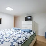 Cute Gallery Flat In Budapest, Spring