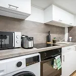 Cute Gallery Flat In Budapest, Spring