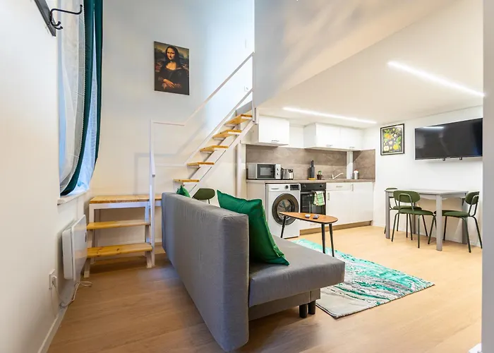 Cute Gallery Flat In Budapest, Spring
