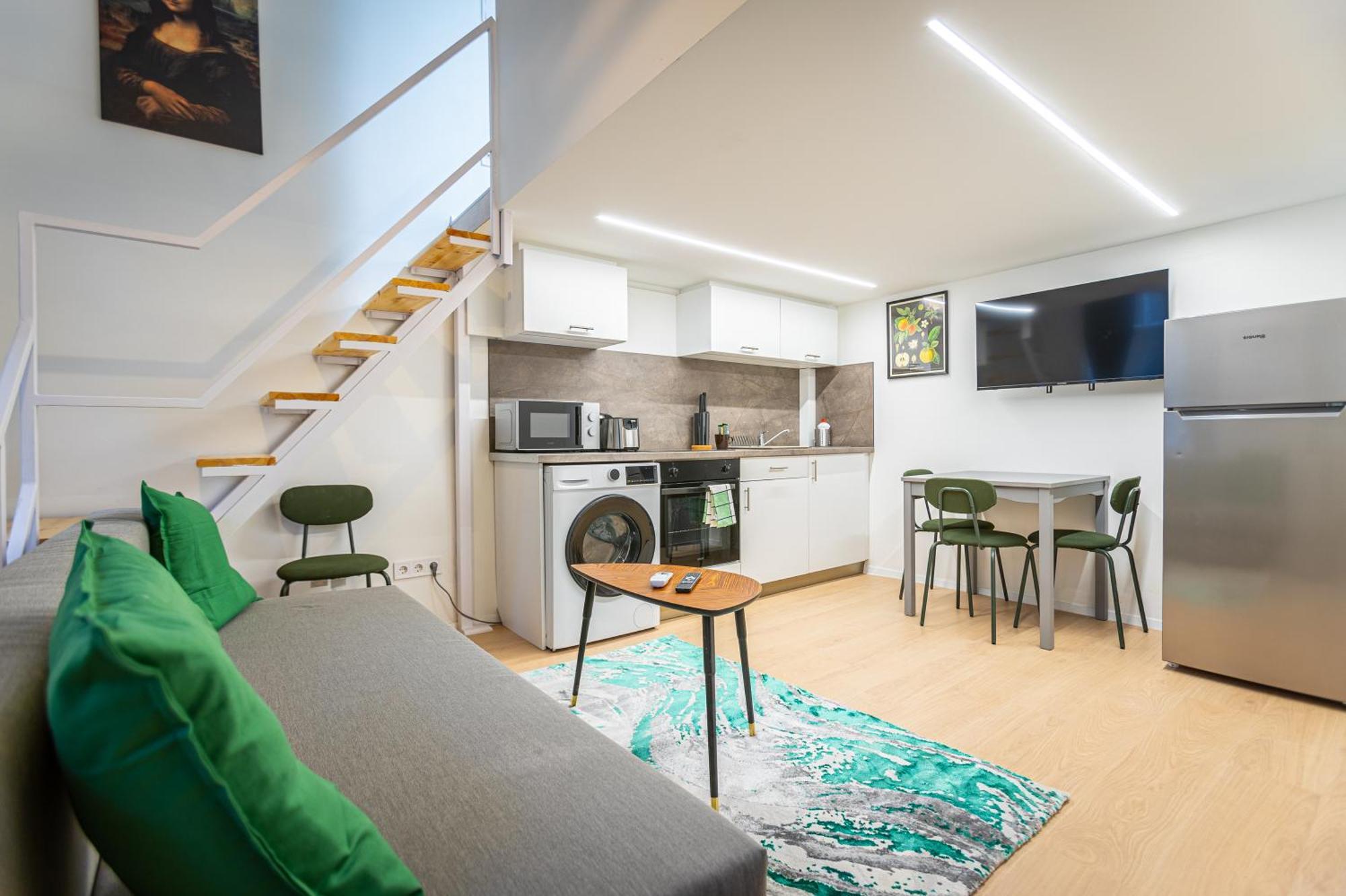 Cute Gallery Flat In Budapest, Spring