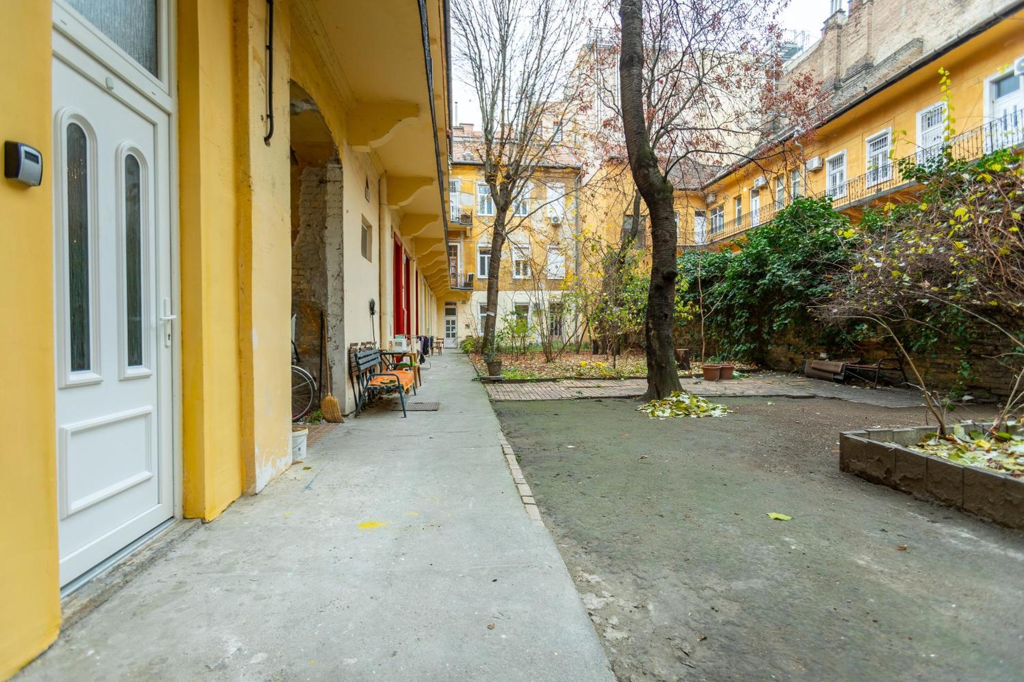 Cute Gallery Flat In Budapest, Spring